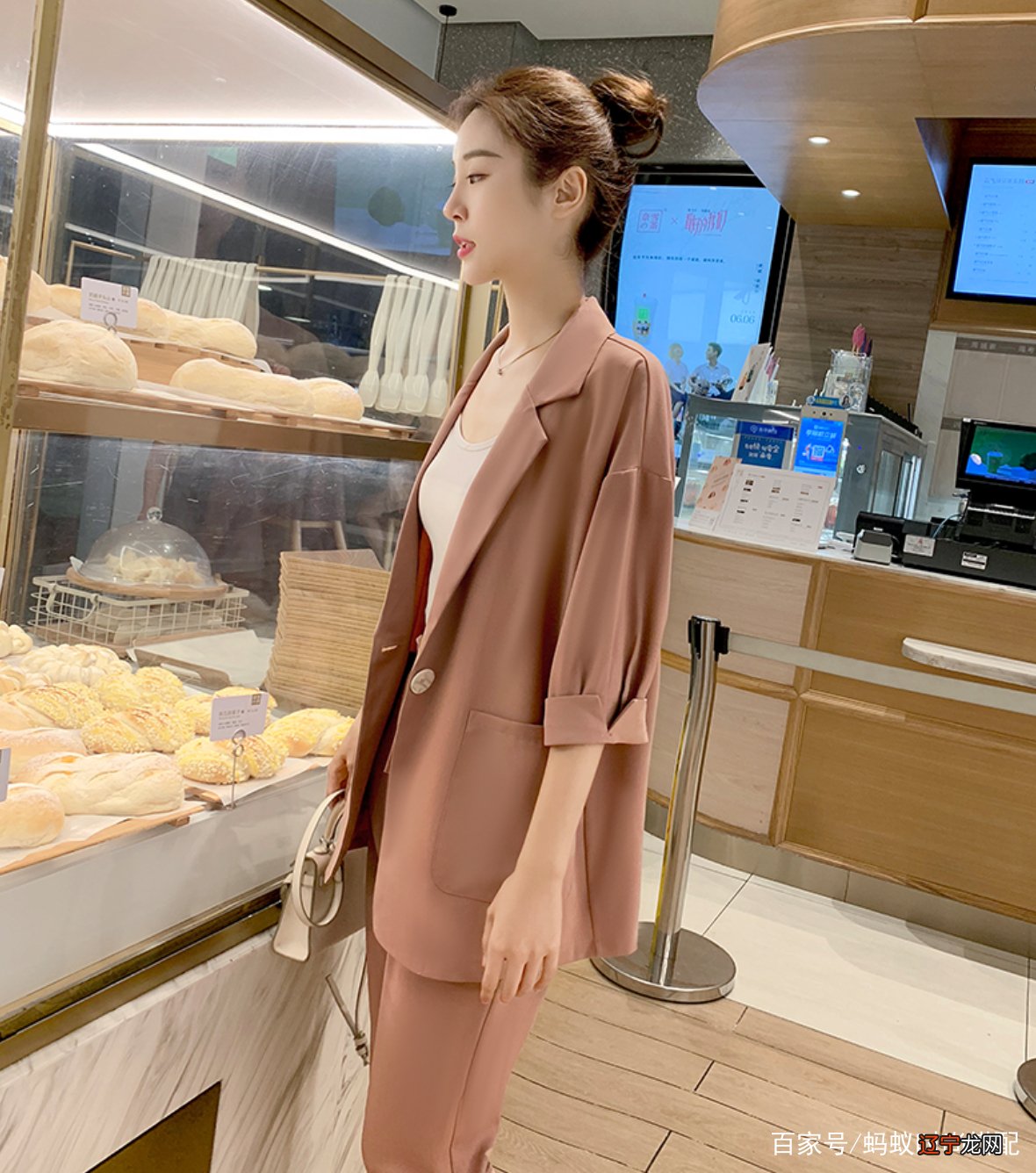 这个夏季别再只会穿裙子了,休闲西服这么穿比裙子还有有女人味