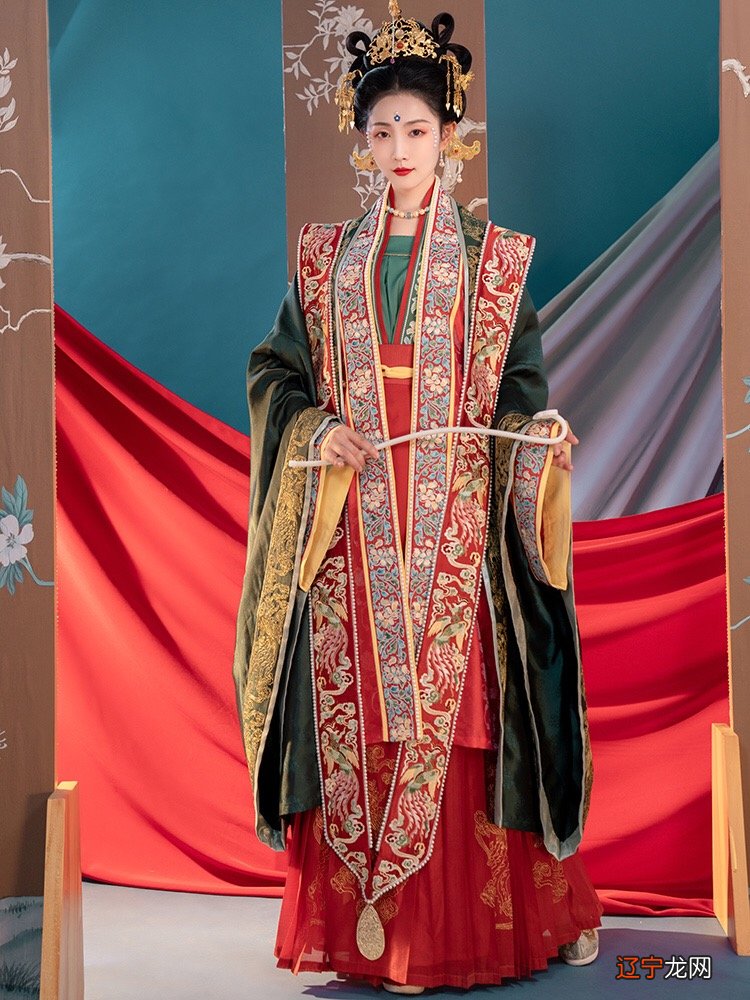 “红配绿，赛狗屁”？别的不说，就服我汉服的“大红配大绿”