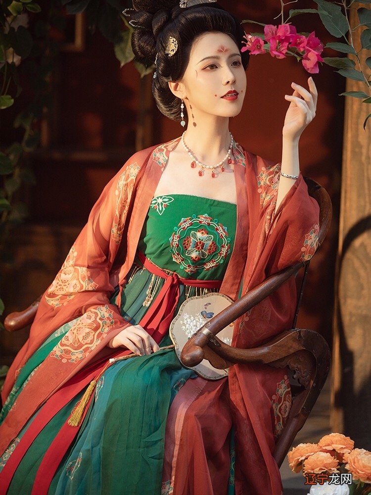 “红配绿，赛狗屁”？别的不说，就服我汉服的“大红配大绿”