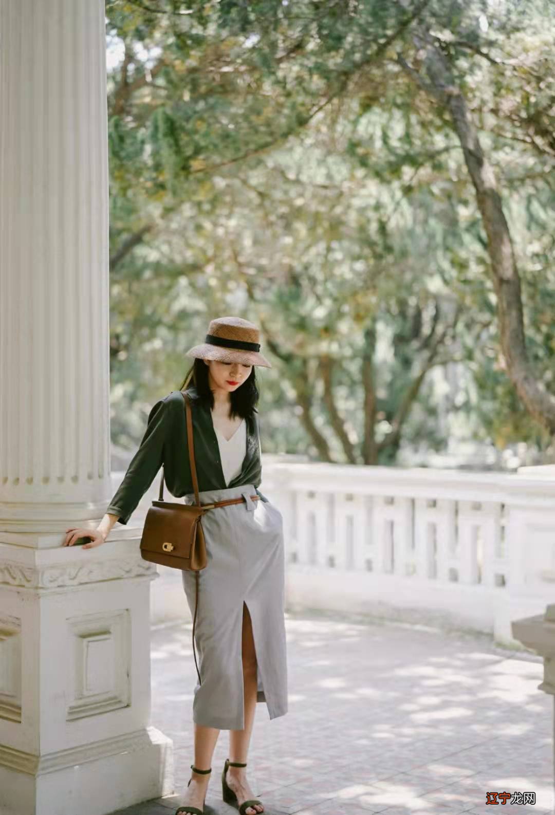 妩媚的女人也太迷人了!夏日穿开叉裙俏皮又性感,学学三木如何穿