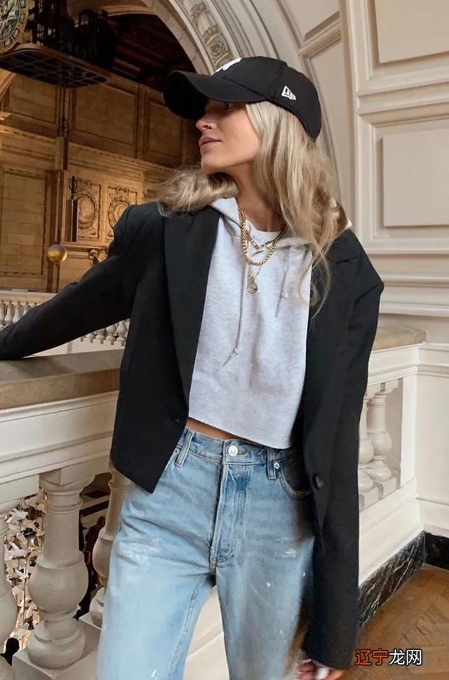 现在流行外套里面这么穿，时髦还减龄，主要是不挑身材