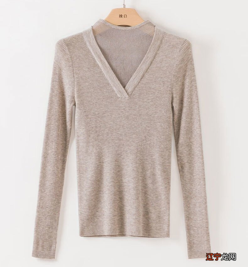 高领的禁欲,搭配V领的诱惑,那可真是充满了感性的魅力