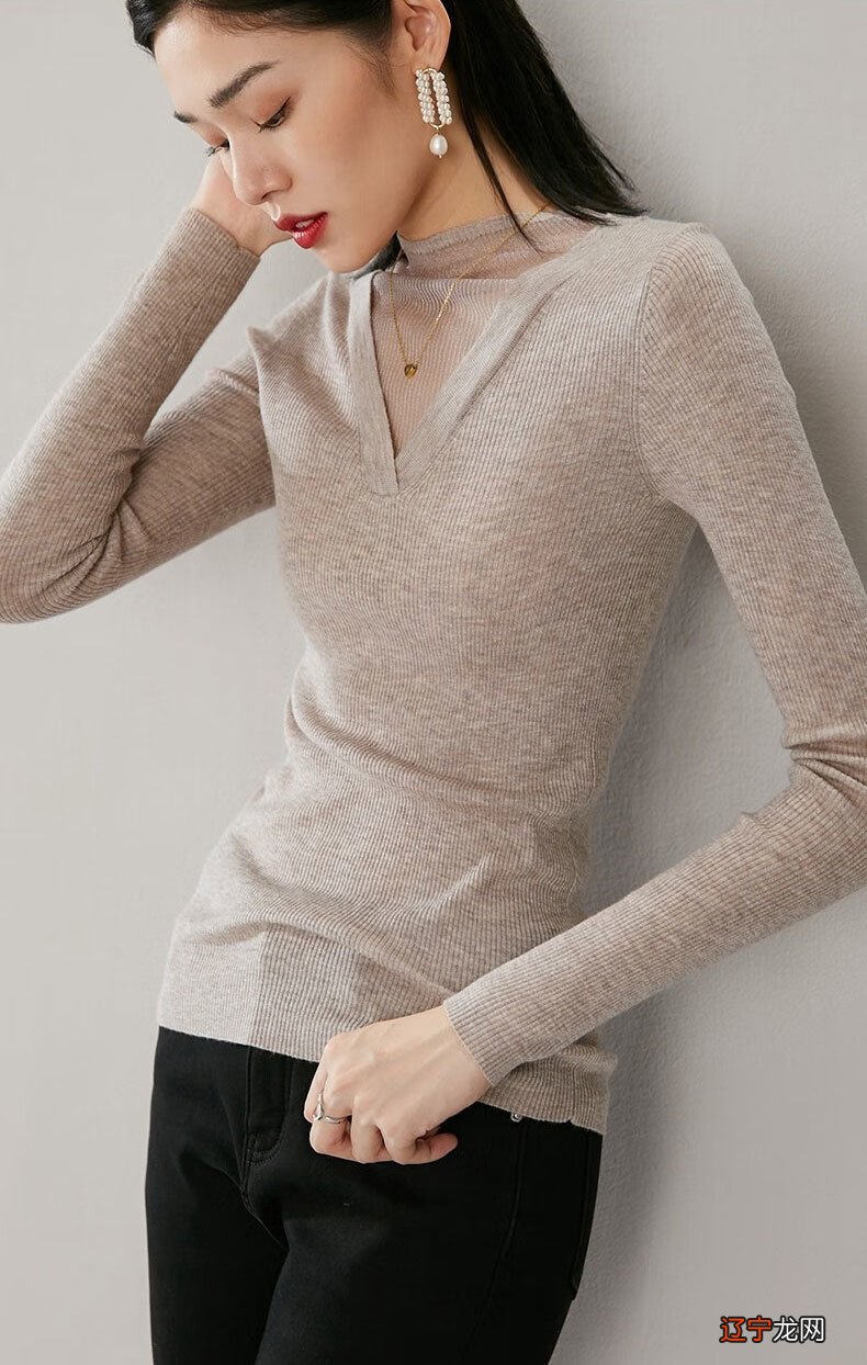 高领的禁欲,搭配V领的诱惑,那可真是充满了感性的魅力