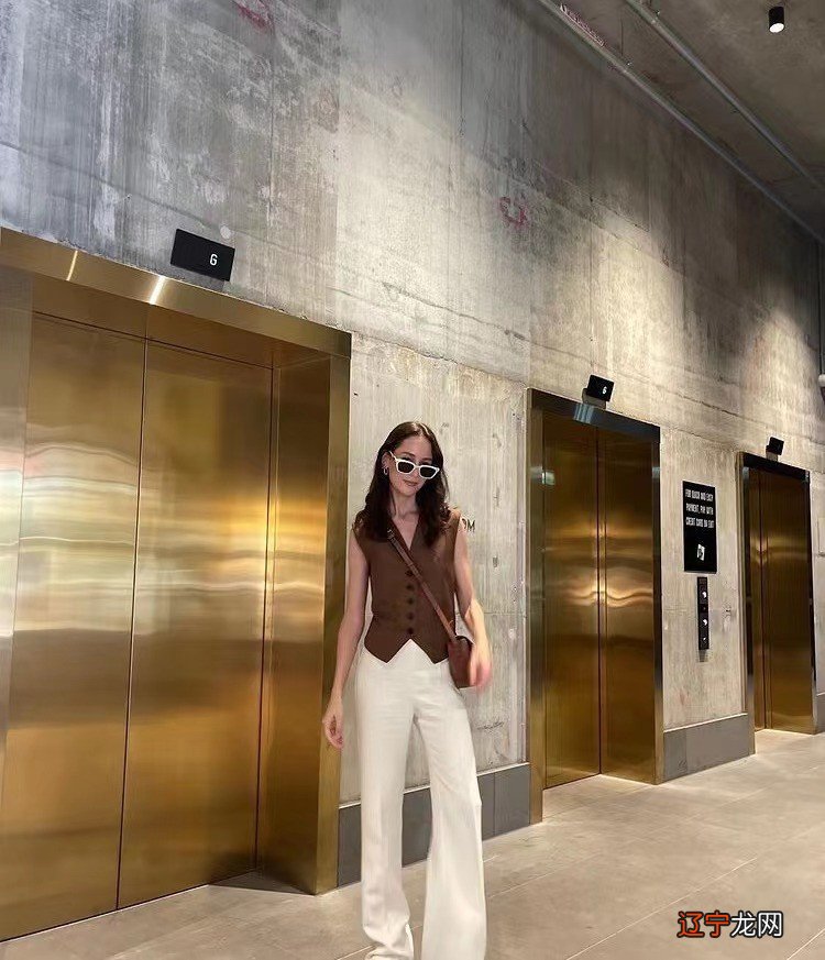 最近又火了一种风格,叫“马甲单穿”,洋气有格调,适合中年女人