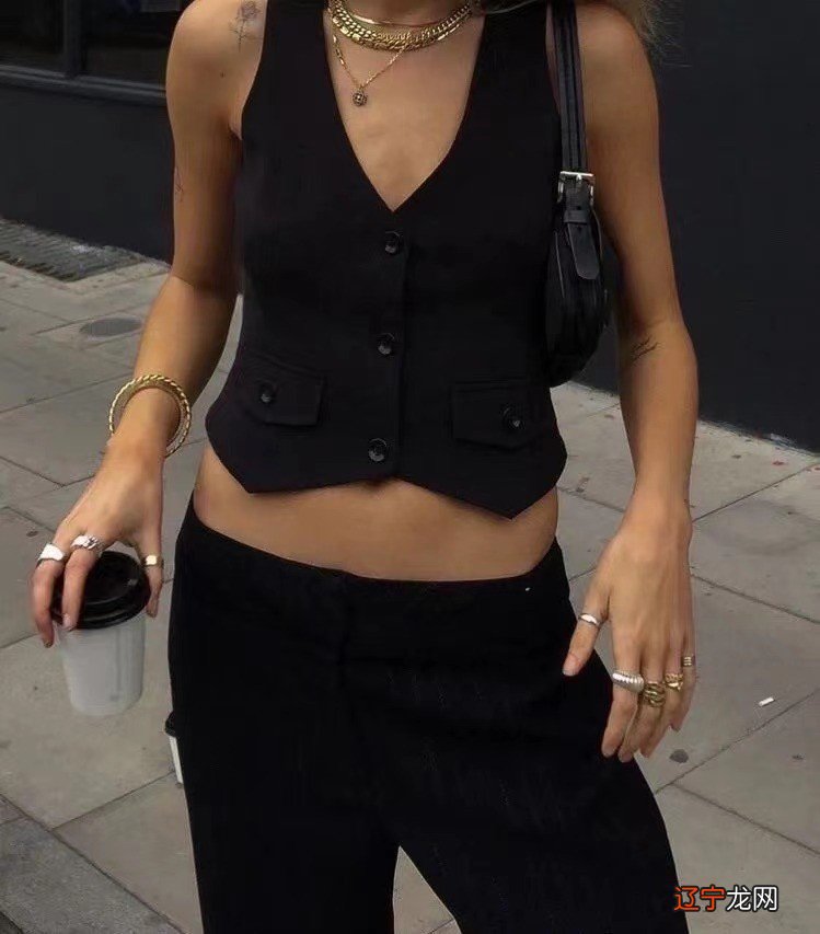 最近又火了一种风格,叫“马甲单穿”,洋气有格调,适合中年女人