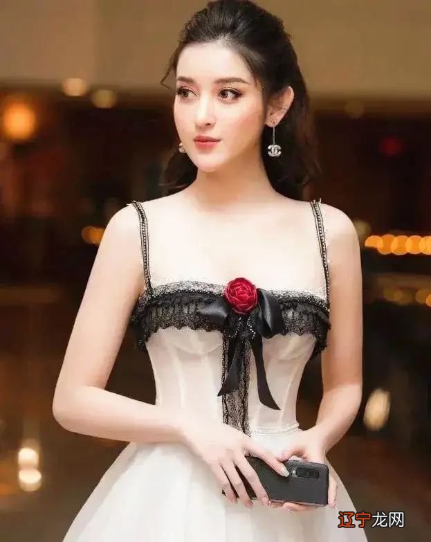 越南“国民恋人”,标致性的脸蛋魔鬼般的身材,高品位穿搭太迷人