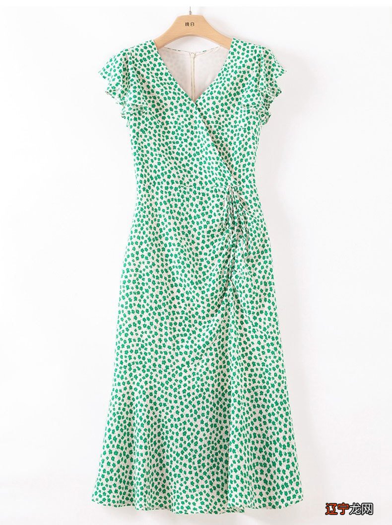 绿色在夏季十分出众,搭配上连衣裙的优雅与温柔,秒现森系女孩范