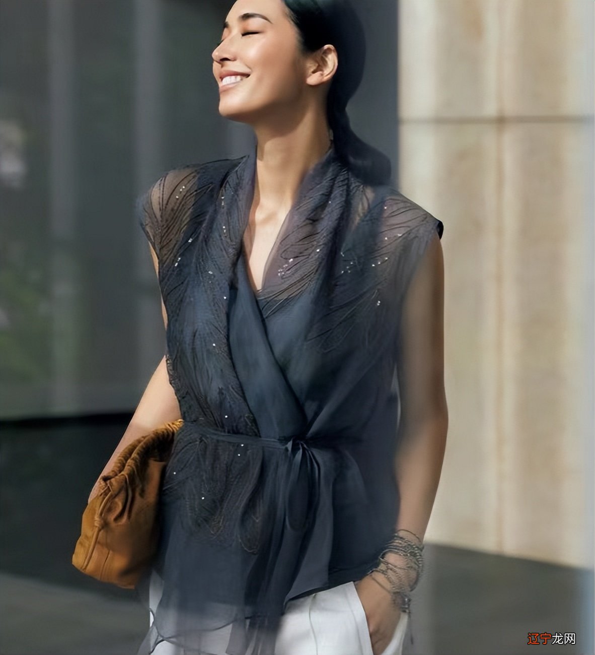 鲜艳＝廉价？不，你错了！大女人风的“华丽穿搭”，惊艳太多人