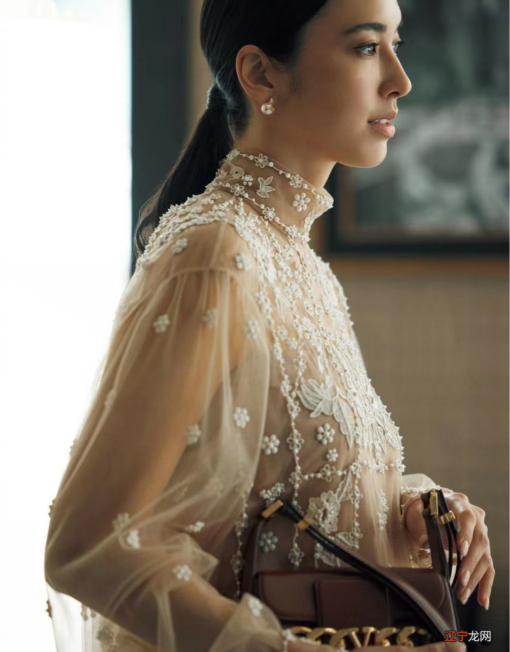 鲜艳＝廉价？不，你错了！大女人风的“华丽穿搭”，惊艳太多人