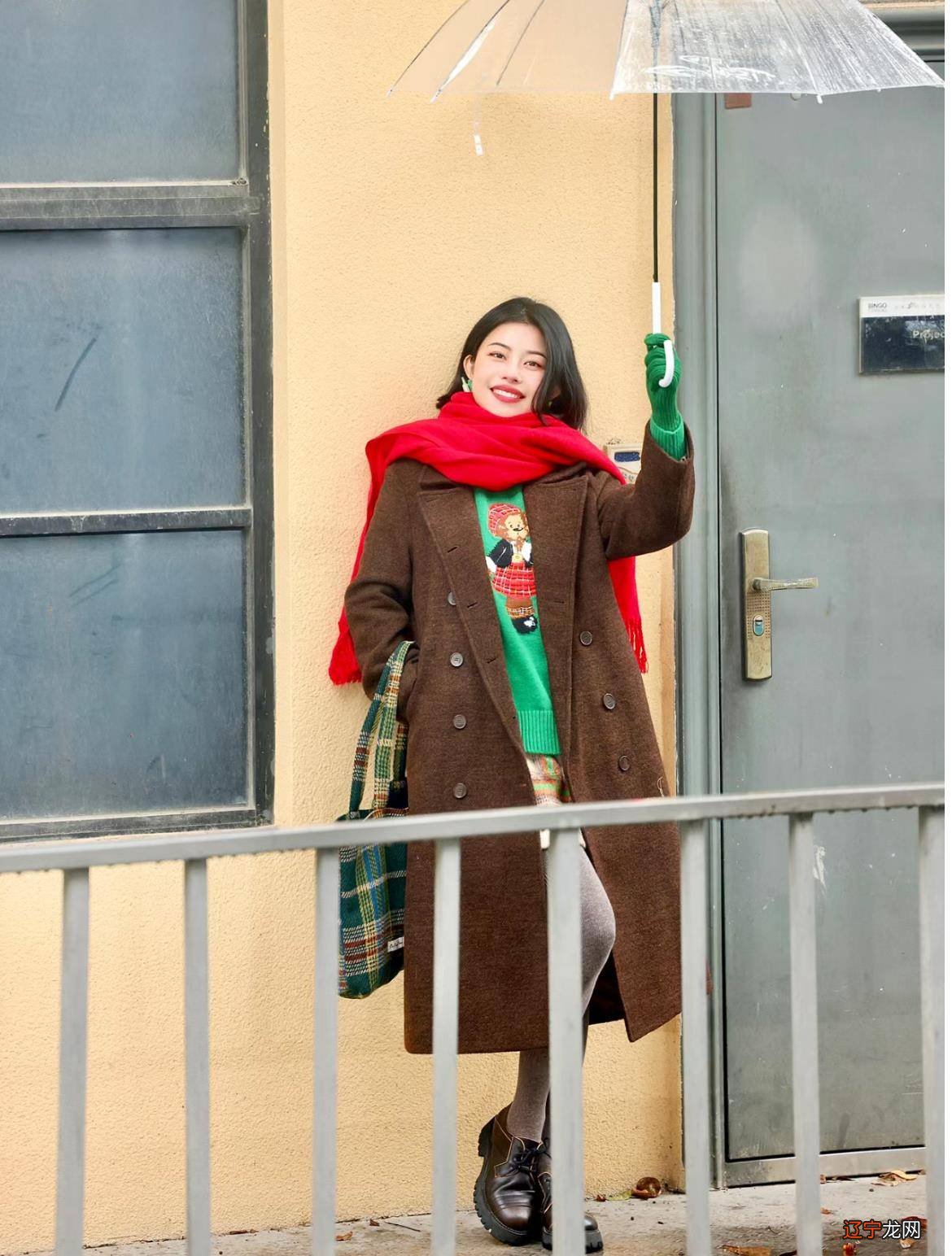 同色系穿搭不同的色彩敏感度,过年照着穿,时髦又墨绿