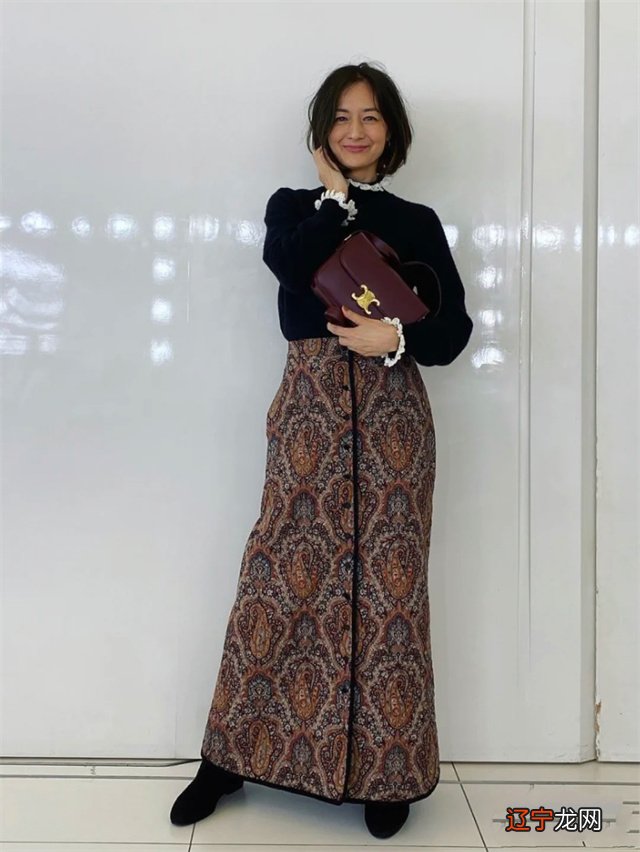 年少不知极简美，过了中年就是王！瞧这位妈妈这样穿，越老越气质