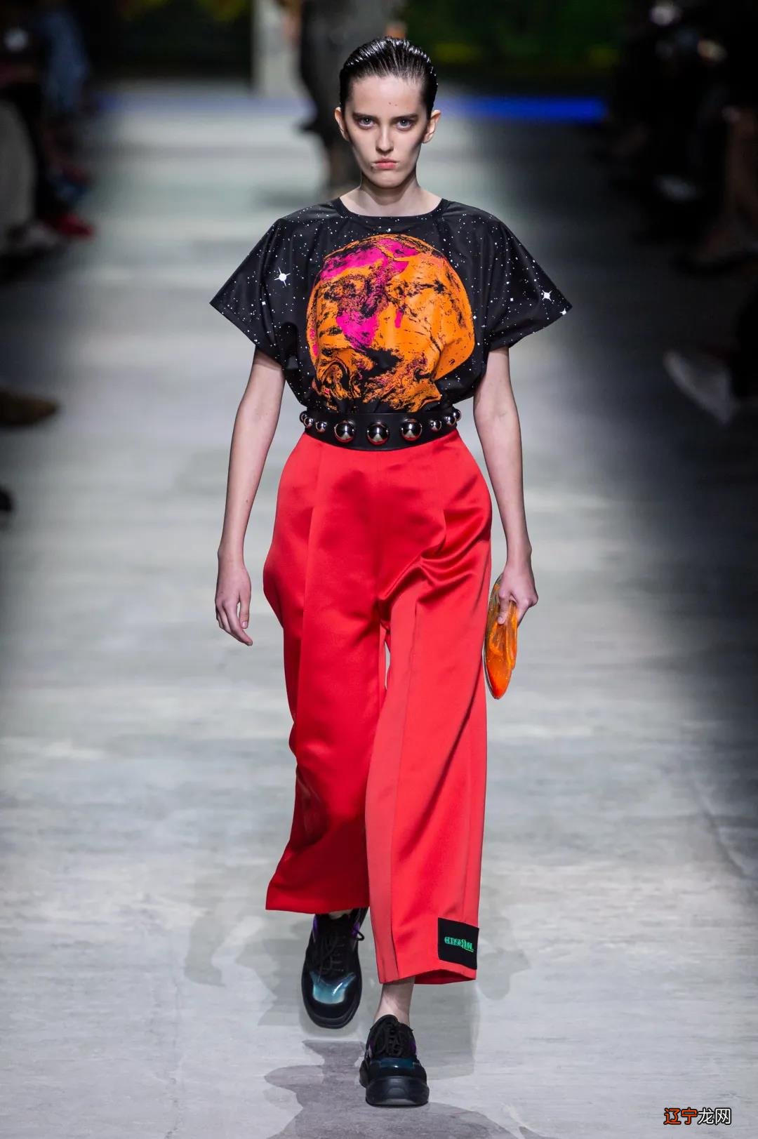 女人一旦不年轻，千万别轻易穿“印花”！2个穿搭干货，教你避雷