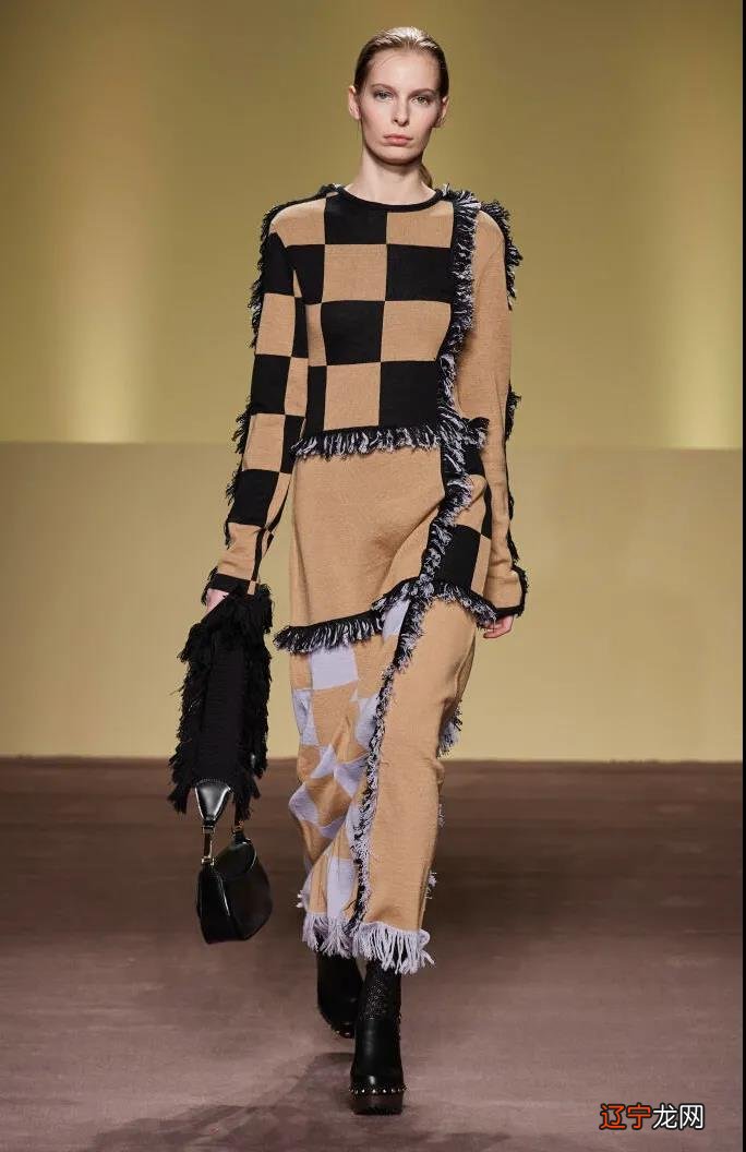 女人一旦不年轻，千万别轻易穿“印花”！2个穿搭干货，教你避雷