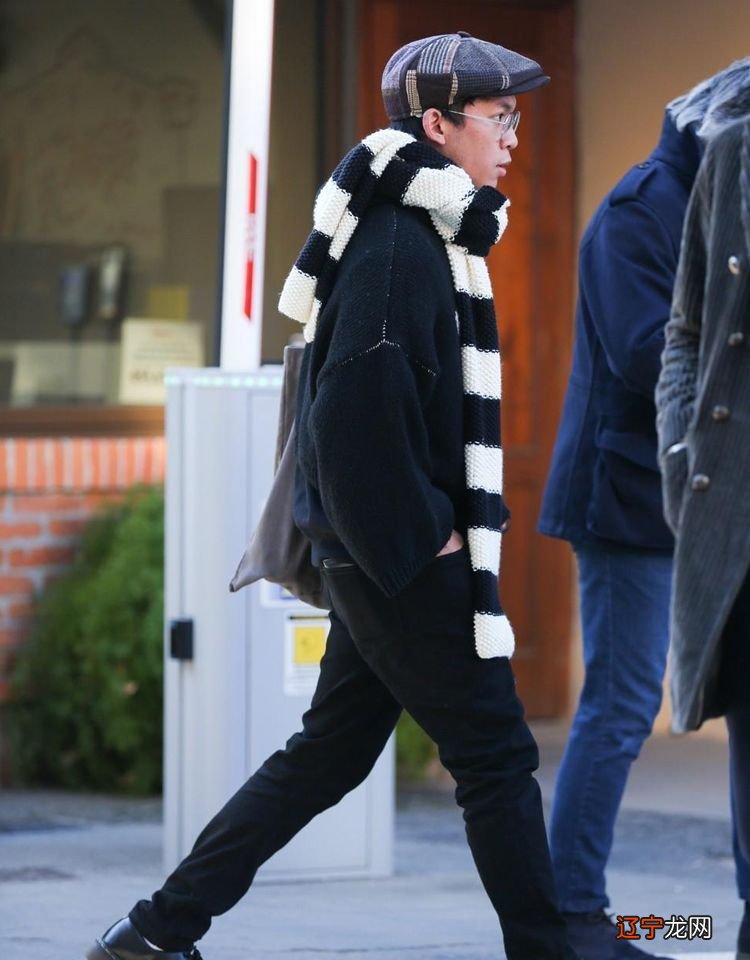 这才是中年男人该有的冬季穿搭：头戴帽子、脖系围巾，保暖又减龄