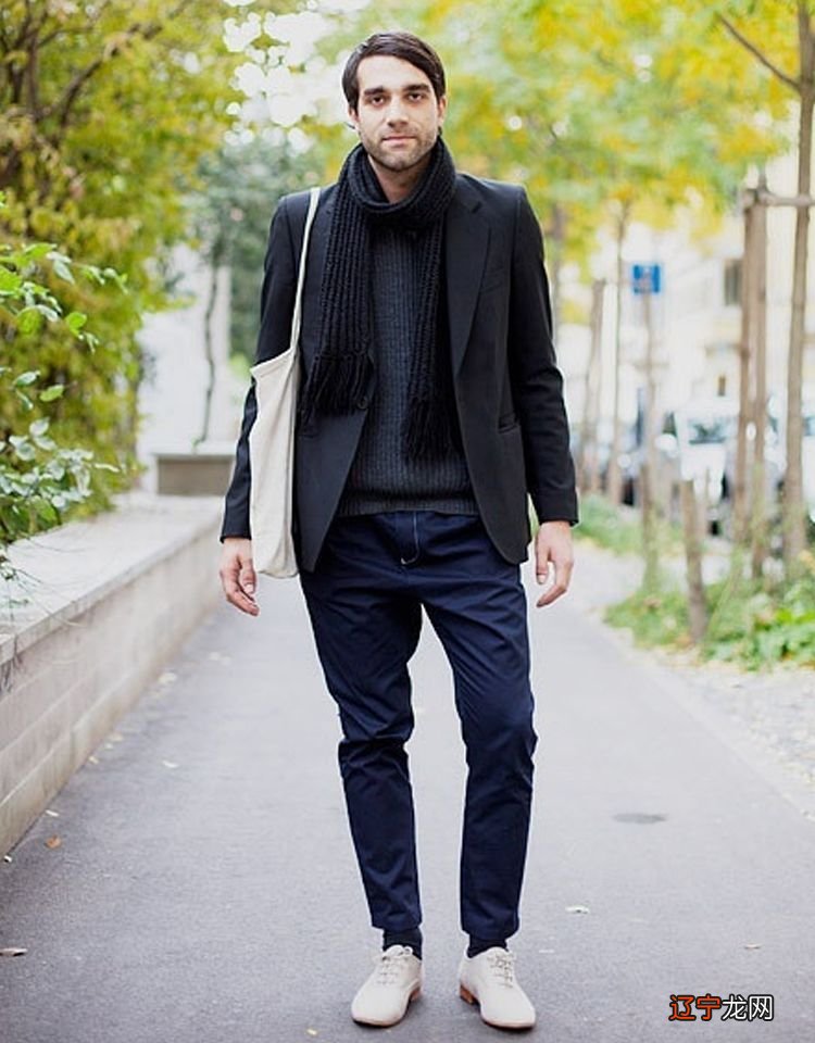 这才是中年男人该有的冬季穿搭：头戴帽子、脖系围巾，保暖又减龄