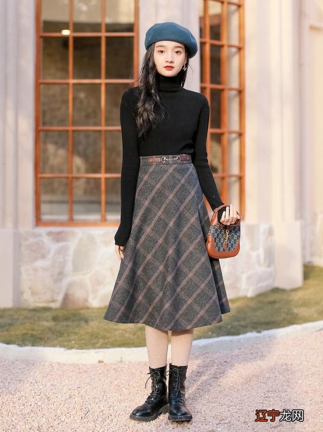 最近火了一种穿法：“半身裙＋马丁靴”，时髦减龄，增高又显瘦