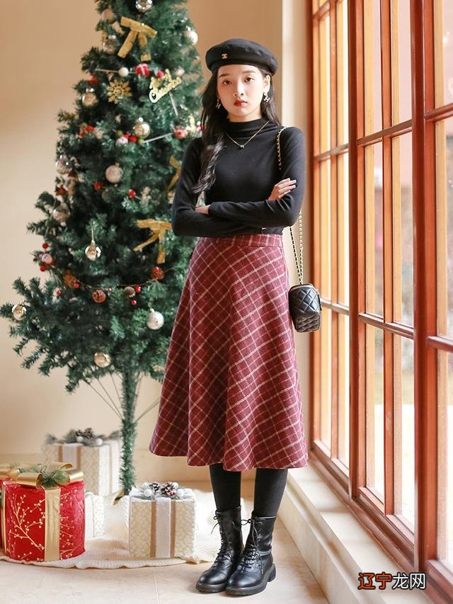 最近火了一种穿法：“半身裙＋马丁靴”，时髦减龄，增高又显瘦