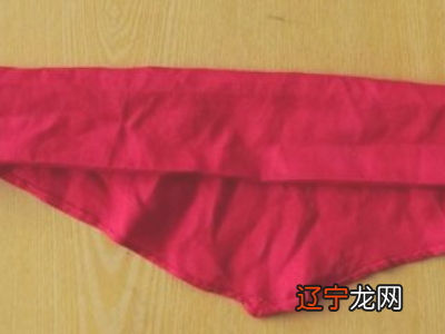 戴红领巾怎么戴