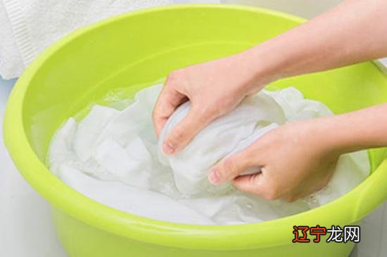 白衣服发黄用什么可以洗