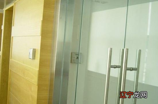 玻璃门上的胶怎么去除