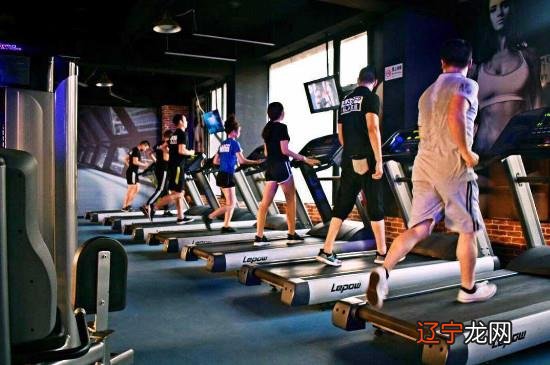 女生健身房锻炼顺序