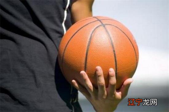 打篮球运球可以过肩吗