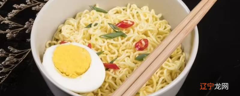 方便面厂放调料包叉子累吗